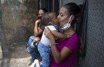 Venezuela'da bebeğini öpen bir anne  