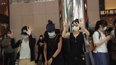 هنگ کنگی‌های معترض به لایحه سرود ملی چین، یک مرکز خرید را اشغال کردند