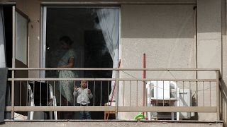 Una migrante e suo figlio in una stanza d'albergo nella città di Kranidi, a circa 170 chilometri a sud-ovest di Atene, martedì 21 aprile 2020