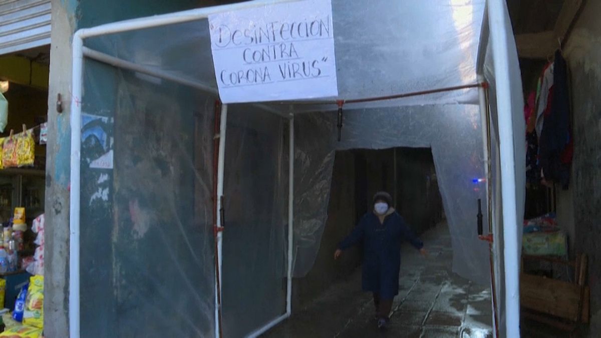 Cabina de desinfección casera fabricada por los habitantes de un barrio de Buenos Aires