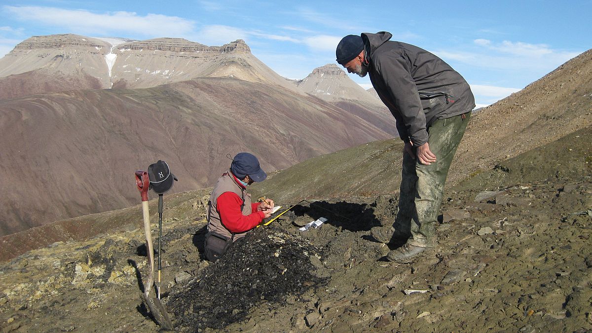 El profesor John Marshall, investigador principal del estudio, recoge muestras en Spitsbergen