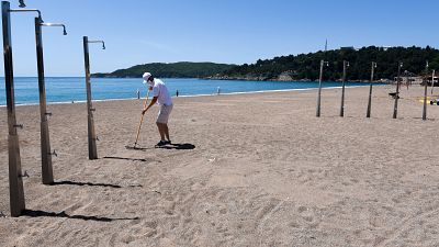 رجل يمشط الرمال في بودفا على ساحل مونتينيغرو - 2020/05/13