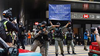 شرطي صيني يوجه سلاحه نحو المتظاهرين في هونغ كونغ - 2020/05/27/