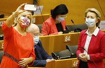 Az Európai Bizottság elnökével készít maszkos szelfit egy európai parlamenti képviselő