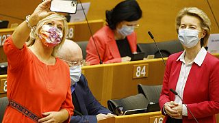 Az Európai Bizottság elnökével készít maszkos szelfit egy európai parlamenti képviselő