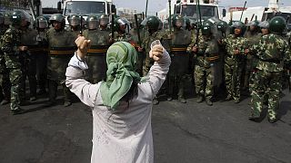 Çin paramiliter polisini protesto eden Uygur kadın. Urumçi (arşiv)