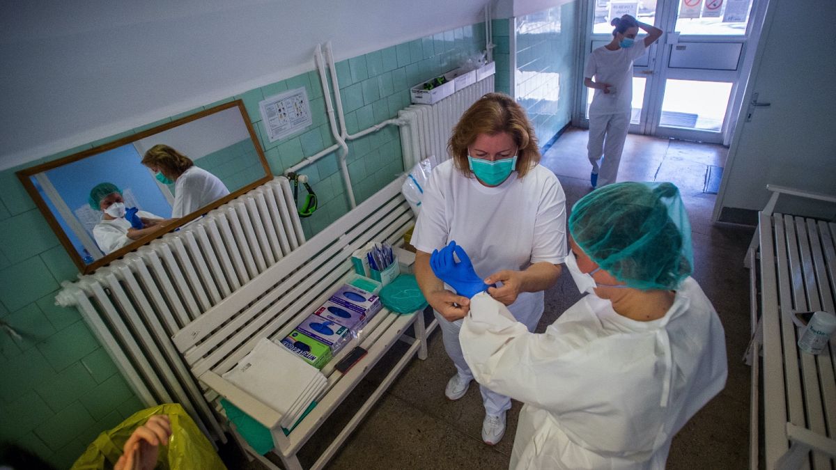 Koronavírussal fertőzött betegek fogadására kialakított osztály a fővárosi Szent János Kórházban