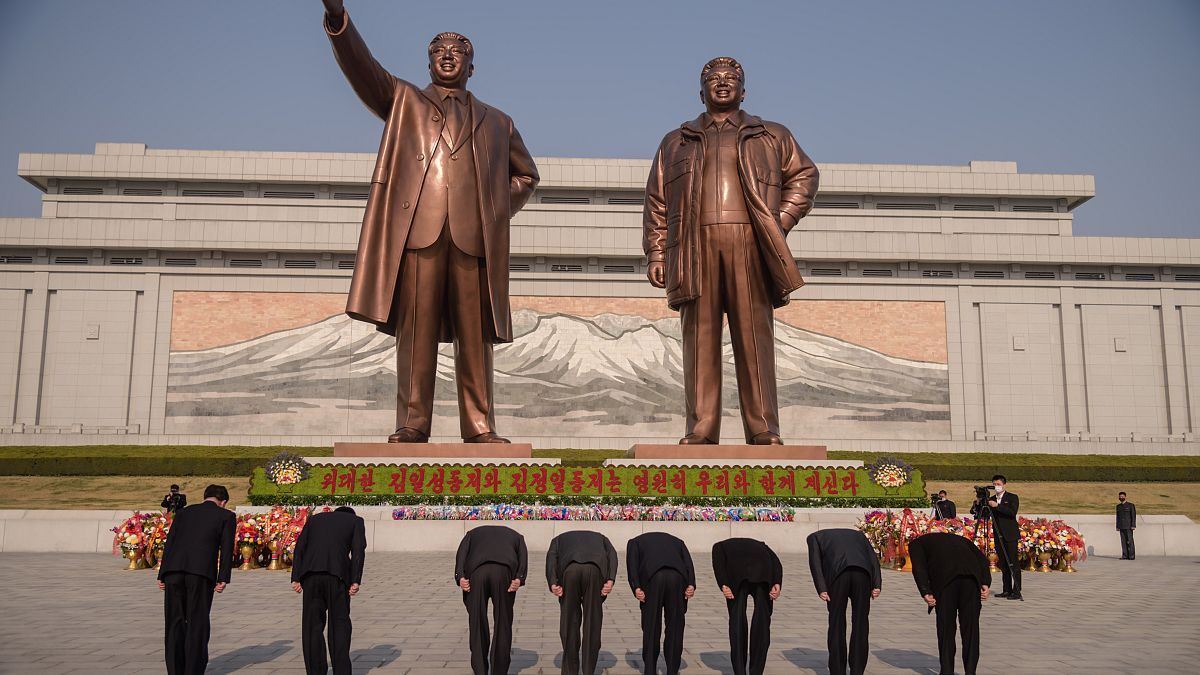 نصب لكيم سونغ وكيم جونغ في كوريا الشمالية