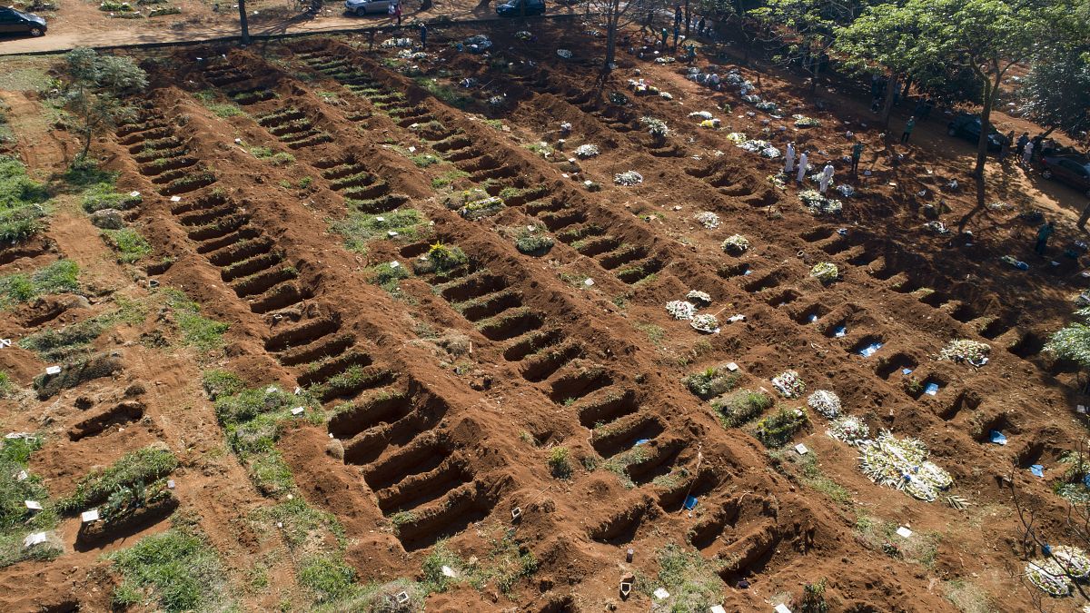 Места для новых жертв пандемии на кладбище в Сан-Паулу