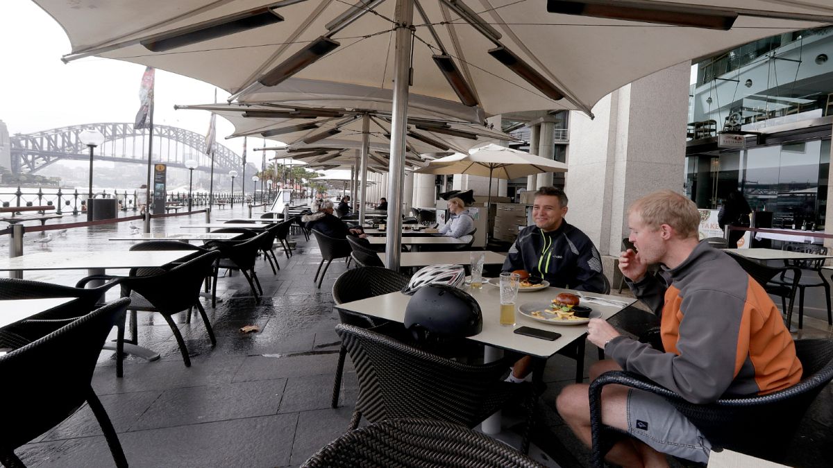 أشخاص يتناولون طعام الغداء في أحد المطاعم بمدينة سيدني بأستراليا