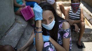 Venezuela'da gıda yardımı bekleyen bir kadın