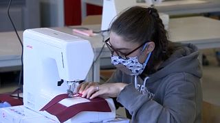 Worker making masks which special panels, Euronews, 2020.