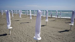 Las sombrillas de los establecimientos permanecen cerradas a la espera de la apertura de la playa de Ostia, cerca de Roma, el domingo 24 de mayo de 2020.