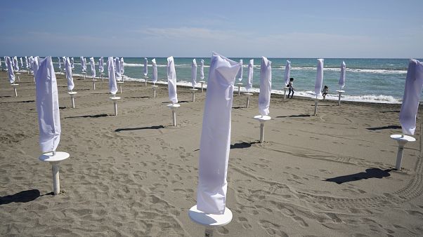 Las sombrillas de los establecimientos permanecen cerradas a la espera de la apertura de la playa de Ostia, cerca de Roma, el domingo 24 de mayo de 2020. Las sombrillas de los establecimientos permanecen cerradas a la espera de la apertura de la playa de Ostia, cerca de Roma, el domingo 24 de mayo de 2020.