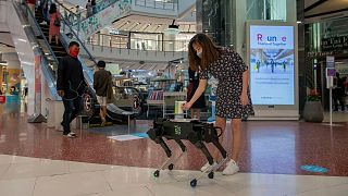 Tayland'da alışveriş merkezlerindeki Covid-19 önlemleri artık robotlara emanet