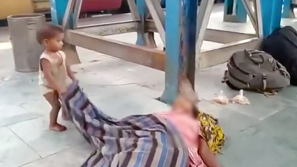 Hindistan'da açlık nedeniyle ölen annesini uyandırmaya çalışan çocuk Hindistan'da açlık nedeniyle ölen annesini uyandırmaya çalışan çocuk