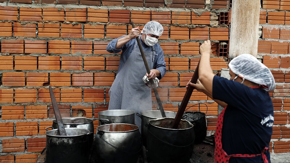 إعداد حساء لنحو 300 شخص يوميا في لوكي في باراغواي - 2020/05/11