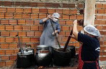 إعداد حساء لنحو 300 شخص يوميا في لوكي في باراغواي - 2020/05/11