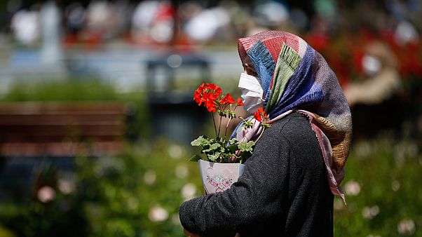 سيدة في أحد شوارع اسطنبول سيدة في أحد شوارع اسطنبول