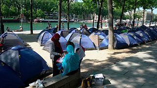 طبيب متطوع يسجل معطيات خاصة بمهاجرين في باريس - 2020/05/27