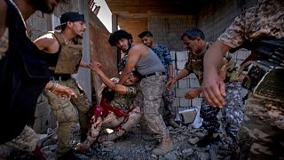 مقاتل مصاب بجروح من إحدى الوحدات المتحالفة مع الحكومة الليبية المدعومة من الأمم المتحدة