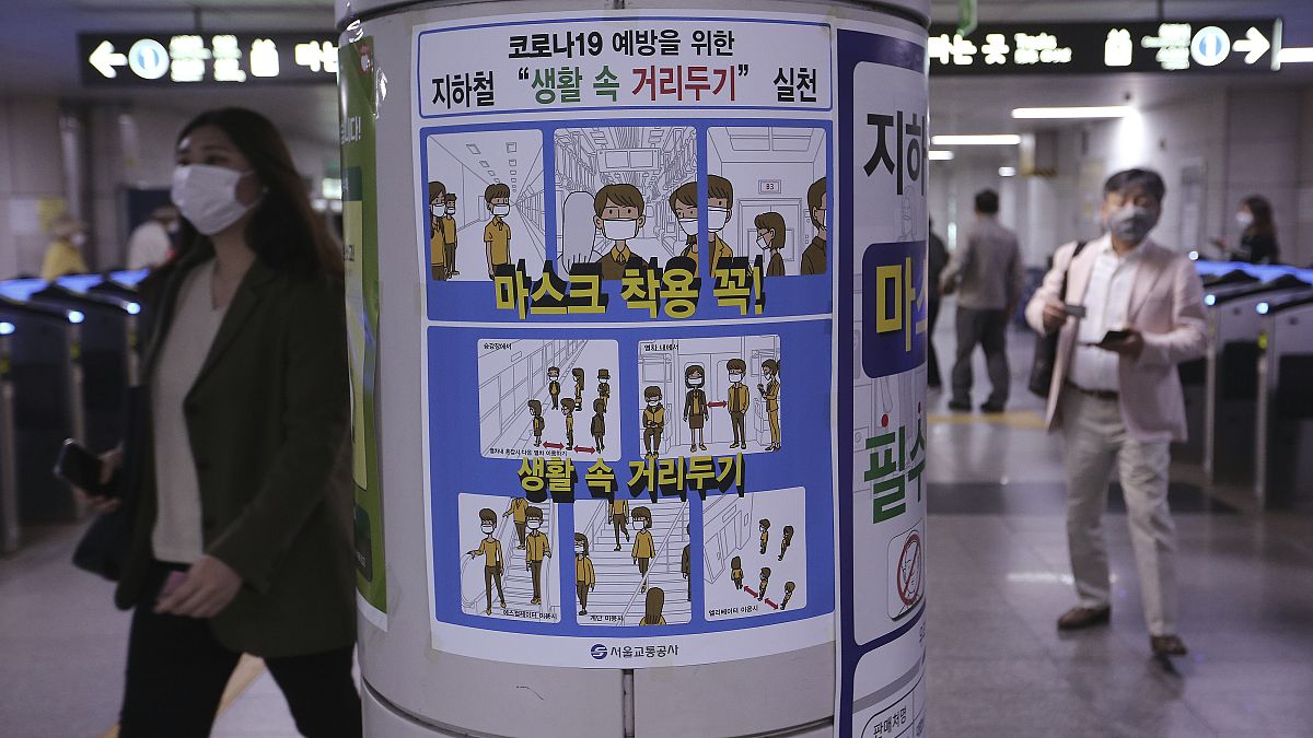 Una locandina con le precauzioni anti-Covid in una stazione della metro a Seul