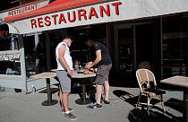آماده سازی یک رستوران برای پذیرایی در پاریس