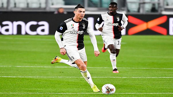 كريستيانو رونالدو لاعب نادي يوفنتوس الإيطالي كريستيانو رونالدو لاعب نادي يوفنتوس الإيطالي