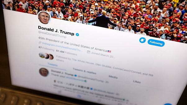 Trump Twitter kararnamesini imzaladı Trump Twitter kararnamesini imzaladı