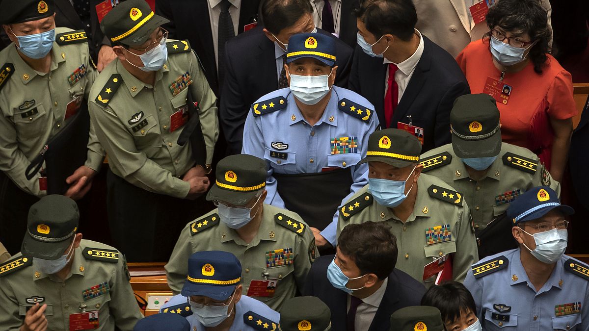 Çin Ulusal Halk Kongresi'nin ardından salondan ayrılan askeri heyet 