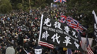 Hong Kong'daki Çin karşıtı gösteriler sırasında İngiltere ve ABD bayrakları taşıyan göstericiler