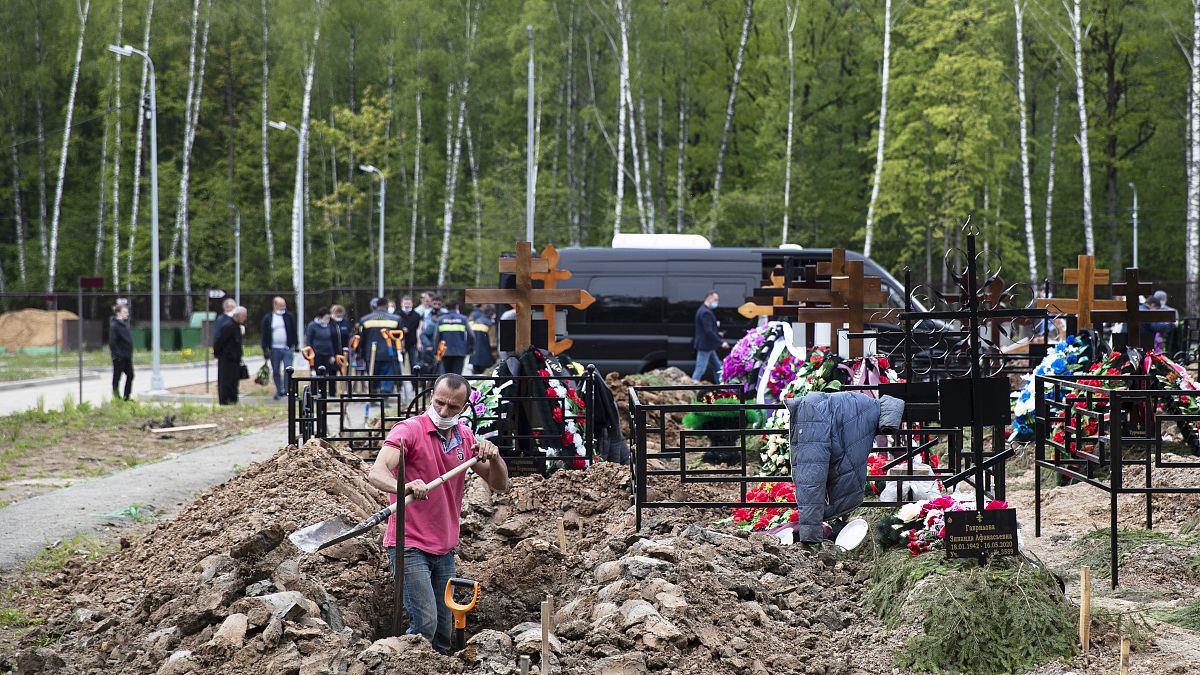 دفن ضحايا فيروس كورونا في موسكو