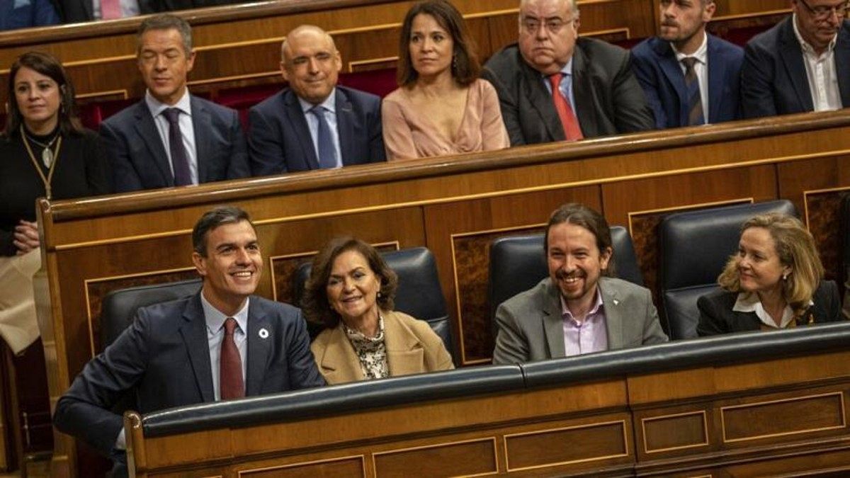 Spanish Prime Minister Pedro Sachez (L, bottom row) and Pablo Iglesias (second from the right, bottom row) in parliament.