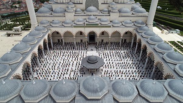 Büyük Çamlıca Camisi'nde cuma namazını kılındı Büyük Çamlıca Camisi'nde cuma namazını kılındı