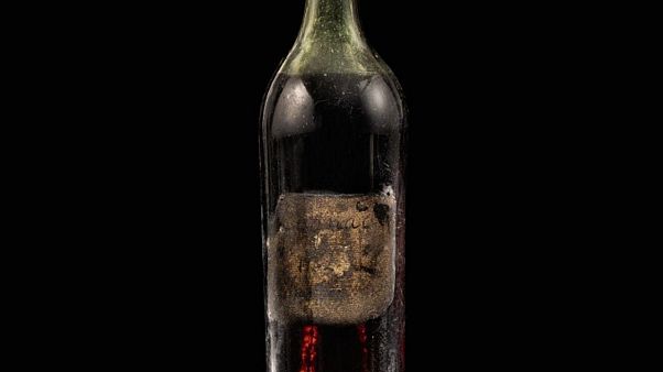 Sotheby's tarafından düzenlenen müzayede satılan konyak şisesi Sotheby's tarafından düzenlenen müzayede satılan konyak şisesi