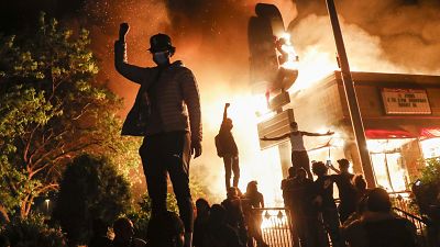 شاهد: تواصل الاحتجاجات العنيفة لليوم الثالث على التوالي في مينيابوليس الأمريكية