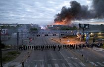 Militares e polícia patrulham as ruas de Minneapolis enquanto vários edifícios ardem, incendiados durante os protestos pela morte de George Floyd