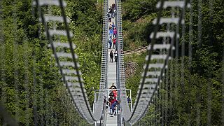 Visitantes caminan a través del puente colgante reabierto en la presa de Rappbode, cerca de Elbingerode, Alemania
