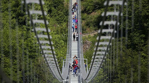 Visitantes caminan a través del puente colgante reabierto en la presa de Rappbode, cerca de Elbingerode, Alemania Visitantes caminan a través del puente colgante reabierto en la presa de Rappbode, cerca de Elbingerode, Alemania