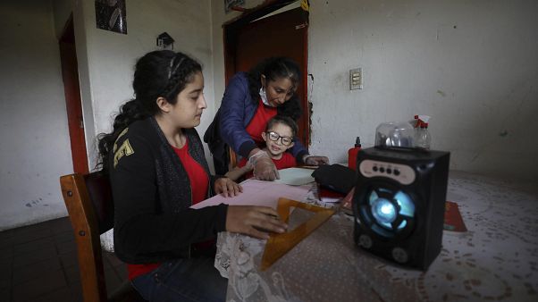 Las lecciones de radio de una hora desarrollada por el gobierno municipal mantiene a los niños ocupados mientras las escuelas están cerradas. Las lecciones de radio de una hora desarrollada por el gobierno municipal mantiene a los niños ocupados mientras las escuelas están cerradas.