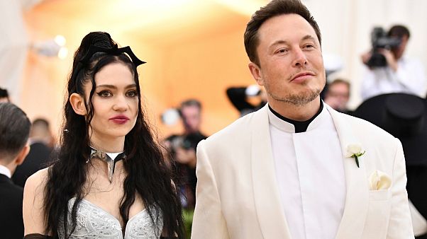 Musk'ın sanatçı sevgilisi Grimes 'ruhunun bir parçasını' 'en iyi teklifi  verene' satacak | Euronews
