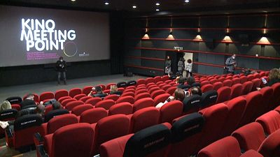 شاهد: أول عرض سينمائي بعد شهرين من الإغلاق في البوسنة