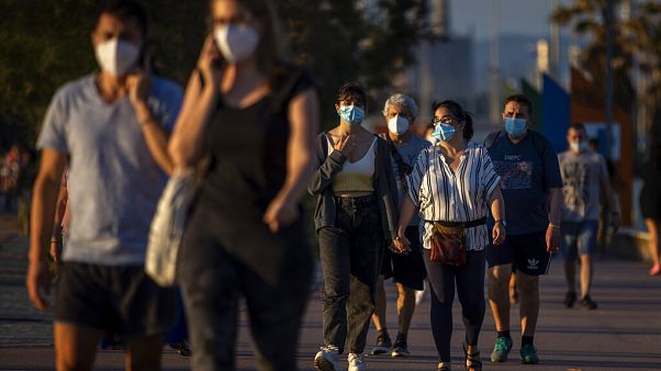 İspanya hükümeti cuma günü, Covid-19 pandemisi nedeniyle ekonomik sıkıntı yaşayan 850 bin aileye ödenecek 'asgari yaşam geliri' kararnamesini onayladı. İspanya hükümeti cuma günü, Covid-19 pandemisi nedeniyle ekonomik sıkıntı yaşayan 850 bin aileye ödenecek 'asgari yaşam geliri' kararnamesini onayladı.