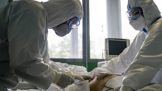 طبيبان يعالجان مصابا بكوفيد-19 في أحد مستشفيات موسكو - 2020/05/15