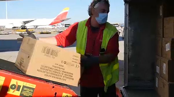 Air crew at Madrid airport unloading coronavirus aid from Shanghai Air crew at Madrid airport unloading coronavirus aid from Shanghai