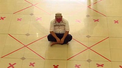 مسلمانان اندونزی پس از هفته‌ها برای نماز جمعه به مساجد رفتند