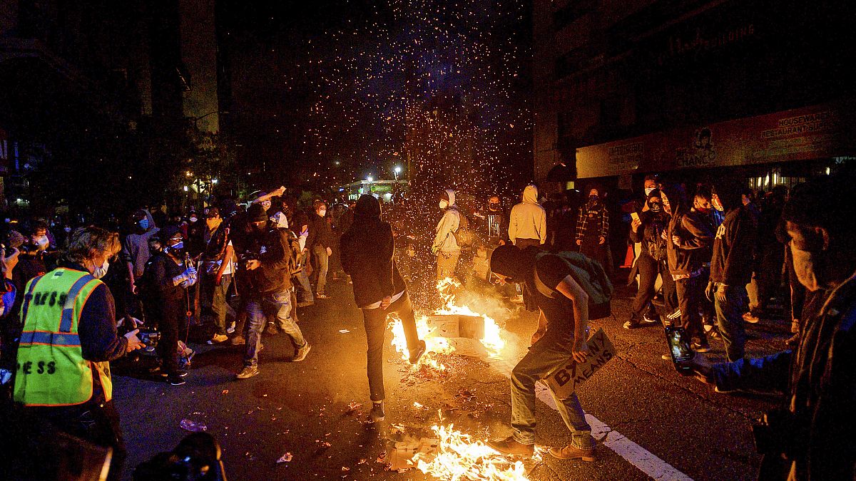 Manifestantes queman basura durante una protesta en Oakland, California