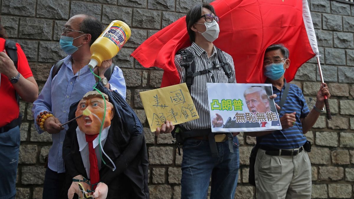 تظاهرات طرفداران پکن مقابل کنسولگری آمریکا 