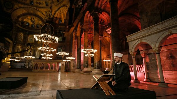 Ayasofya'da Fetih süresi okundu Ayasofya'da Fetih süresi okundu