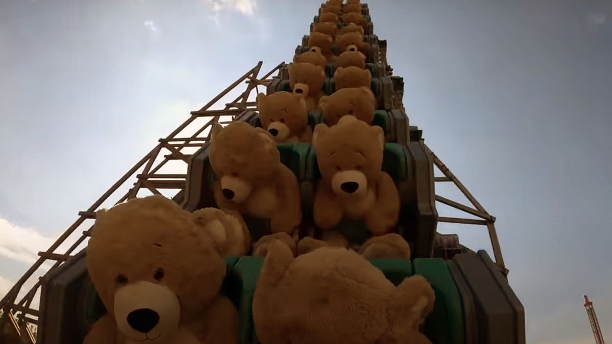 O que acontece a 22 ursos de peluche numa montanha russa?
